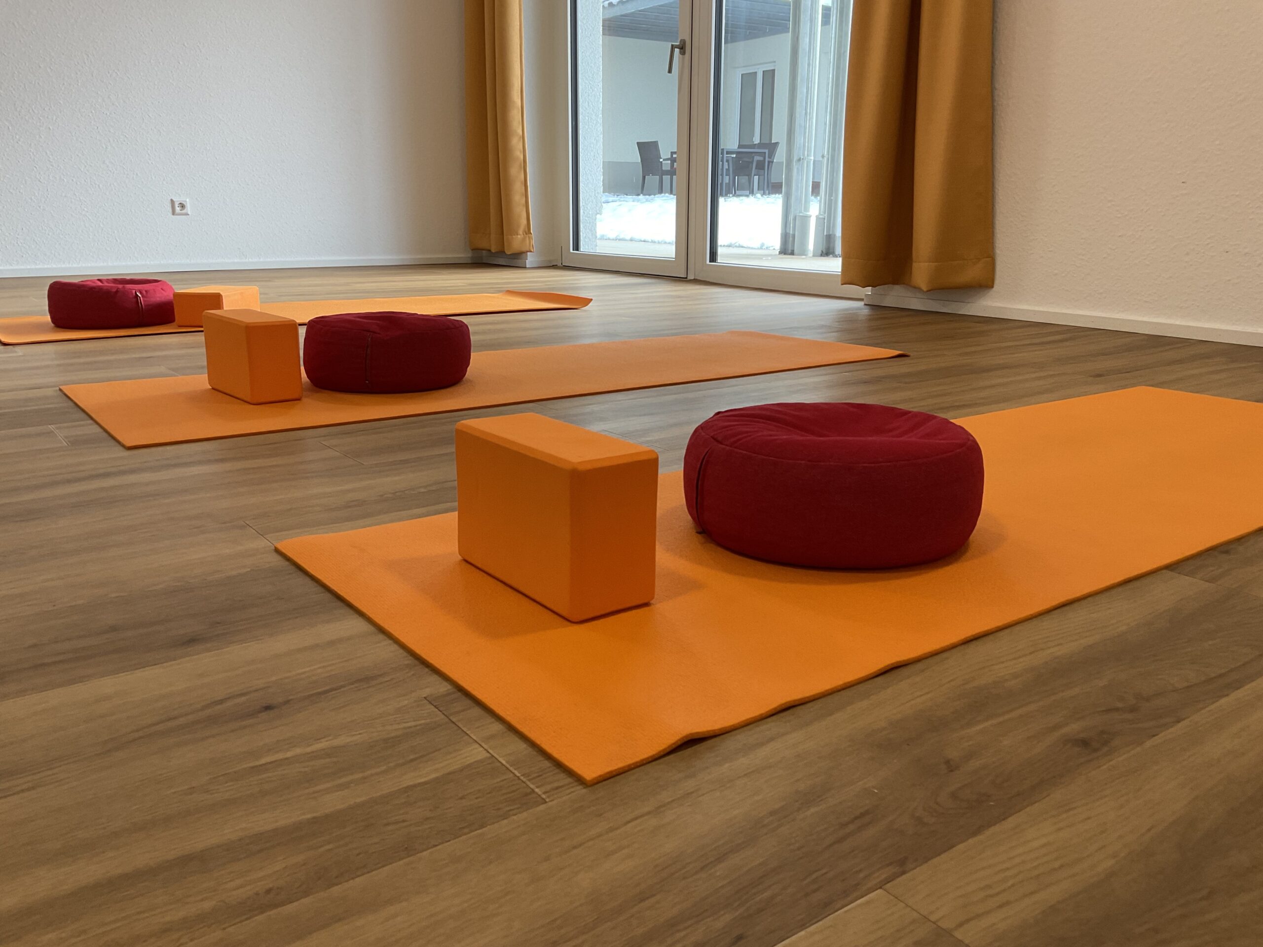 Yogamatte mit Yogaklötzen