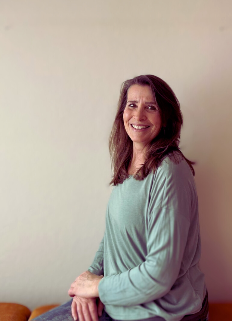 Portrait von Simone Schmallenbach, Yogalehrerin bei YogaZeit Gailingen