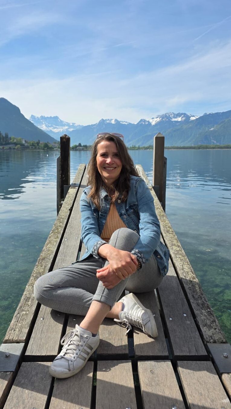 Simone-Schmallenbach-Yogazeit Simone Schmallenbach sitzt auf einem Steg am Genfer See